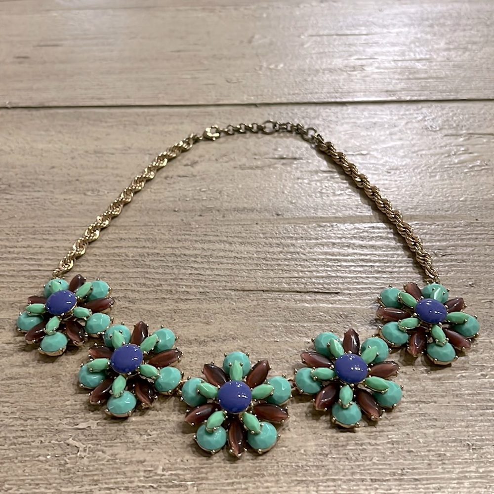 Decorative flower necklace